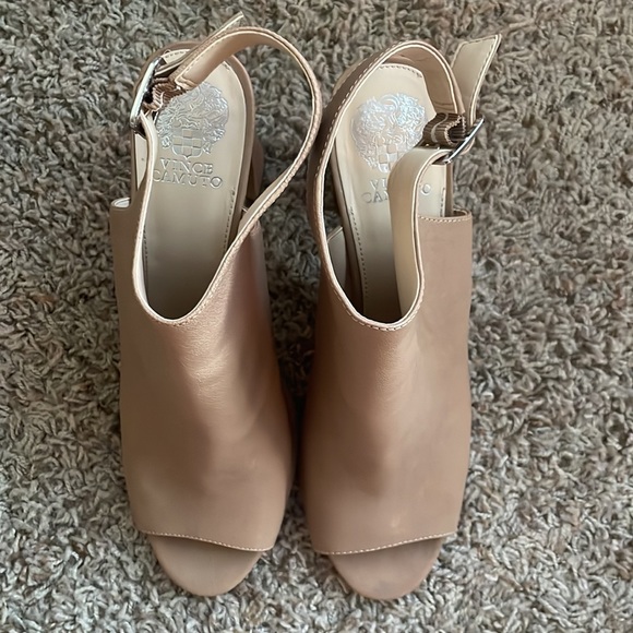 VINCE CAMUTO HEELS SIZE 12! - Picture 2 of 4